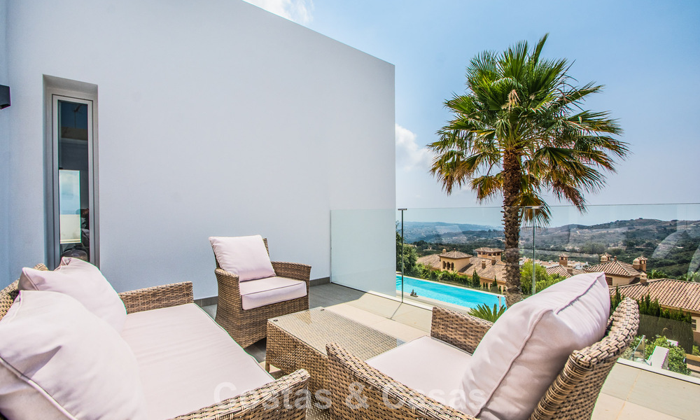 Hedendaagse Mediterrane, luxevilla met panoramisch berg- en zeezicht te koop in Oost Marbella 776865