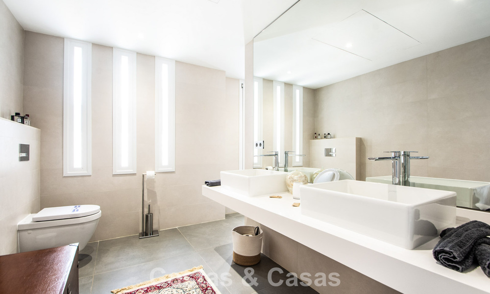 Hedendaagse Mediterrane, luxevilla met panoramisch berg- en zeezicht te koop in Oost Marbella 776868