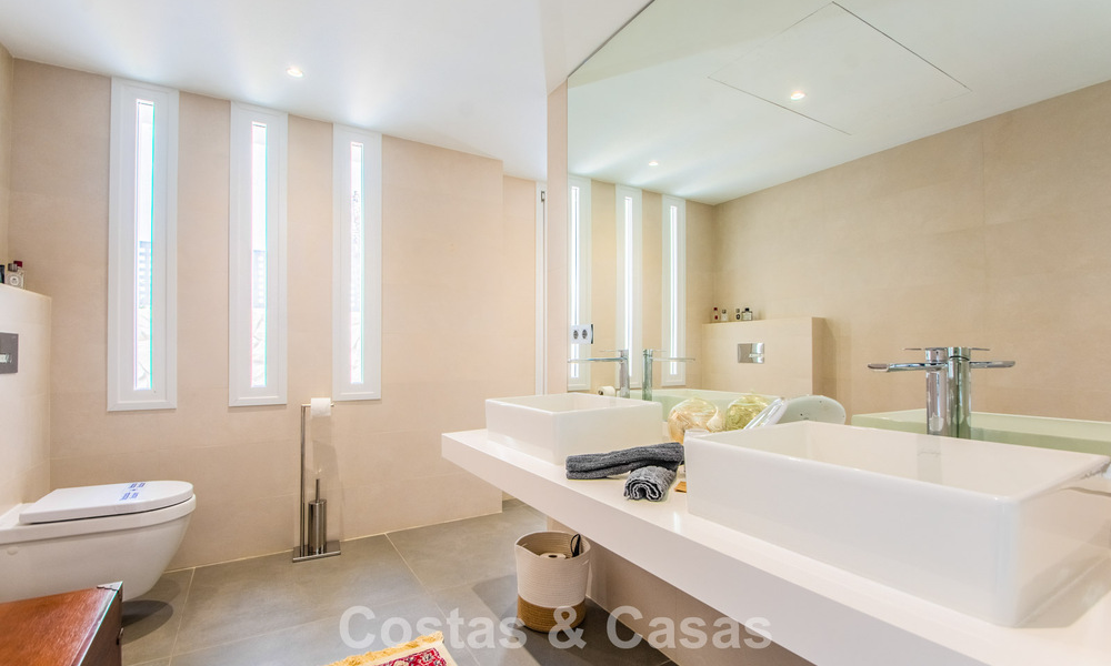 Hedendaagse Mediterrane, luxevilla met panoramisch berg- en zeezicht te koop in Oost Marbella 776871