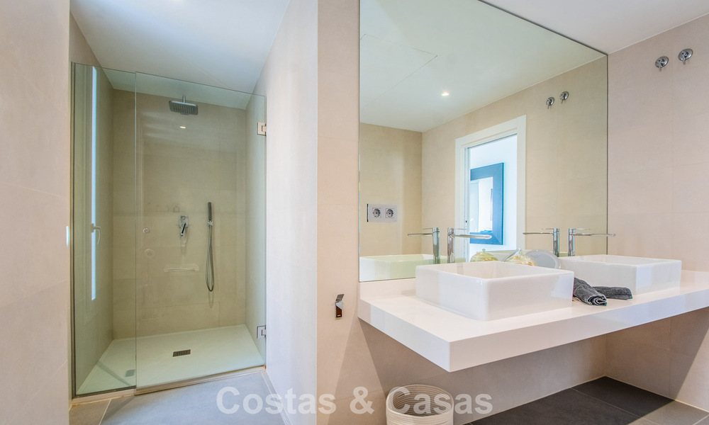 Hedendaagse Mediterrane, luxevilla met panoramisch berg- en zeezicht te koop in Oost Marbella 776872