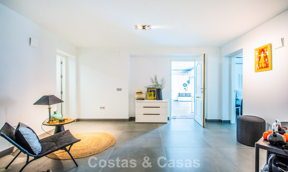 Hedendaagse Mediterrane, luxevilla met panoramisch berg- en zeezicht te koop in Oost Marbella 776874