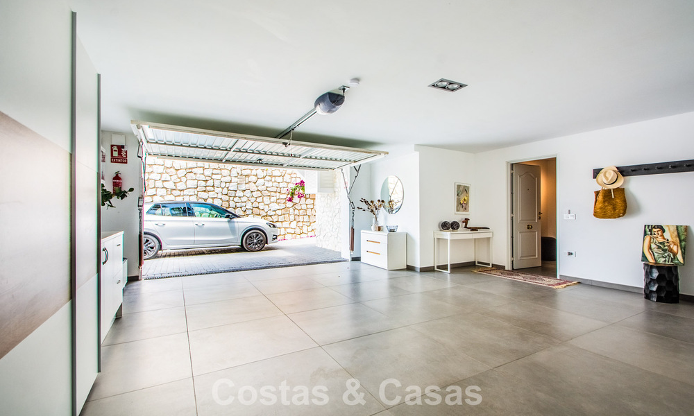Hedendaagse Mediterrane, luxevilla met panoramisch berg- en zeezicht te koop in Oost Marbella 776878