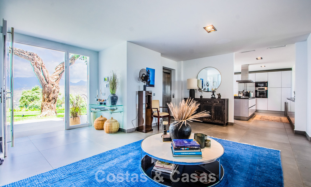 Hedendaagse Mediterrane, luxevilla met panoramisch berg- en zeezicht te koop in Oost Marbella 776880