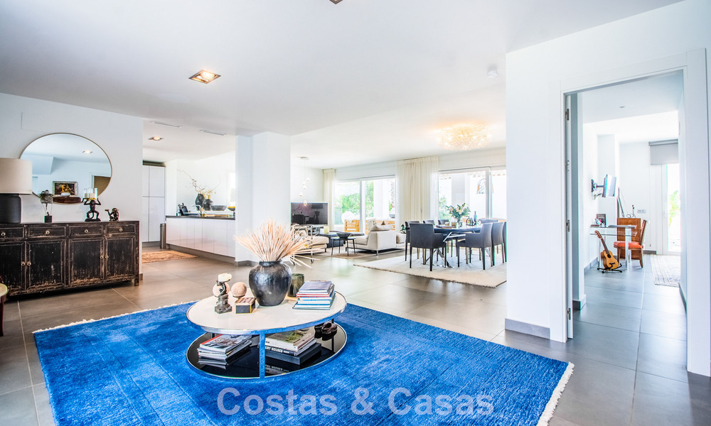 Hedendaagse Mediterrane, luxevilla met panoramisch berg- en zeezicht te koop in Oost Marbella 776881