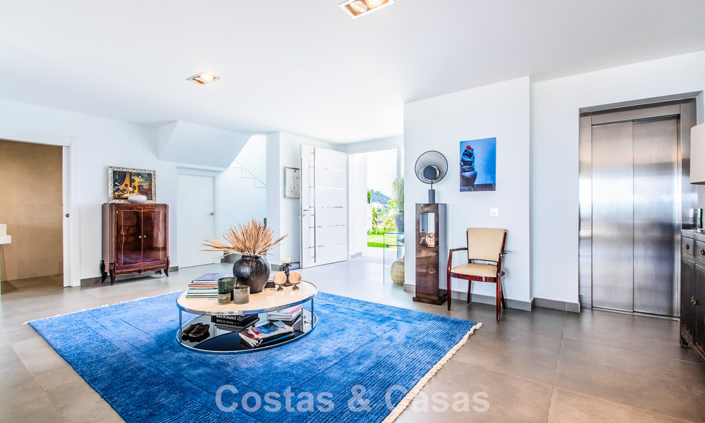 Hedendaagse Mediterrane, luxevilla met panoramisch berg- en zeezicht te koop in Oost Marbella 776882