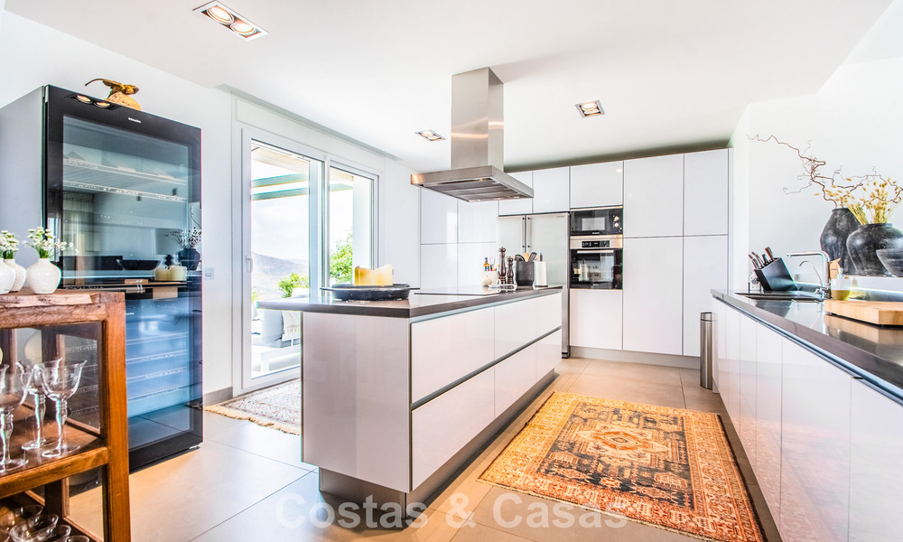 Hedendaagse Mediterrane, luxevilla met panoramisch berg- en zeezicht te koop in Oost Marbella 776883