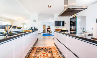 Hedendaagse Mediterrane, luxevilla met panoramisch berg- en zeezicht te koop in Oost Marbella 776884 