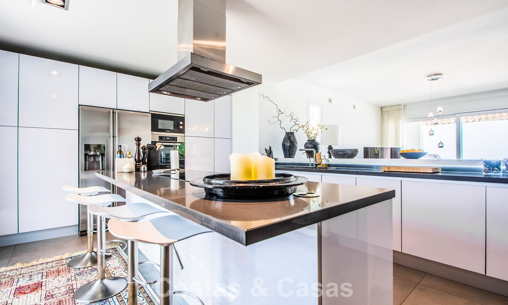 Hedendaagse Mediterrane, luxevilla met panoramisch berg- en zeezicht te koop in Oost Marbella 776885