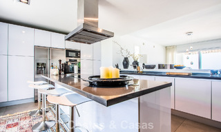 Hedendaagse Mediterrane, luxevilla met panoramisch berg- en zeezicht te koop in Oost Marbella 776885 