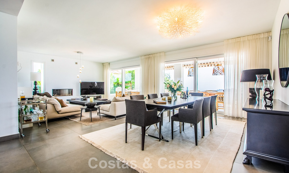 Hedendaagse Mediterrane, luxevilla met panoramisch berg- en zeezicht te koop in Oost Marbella 776886