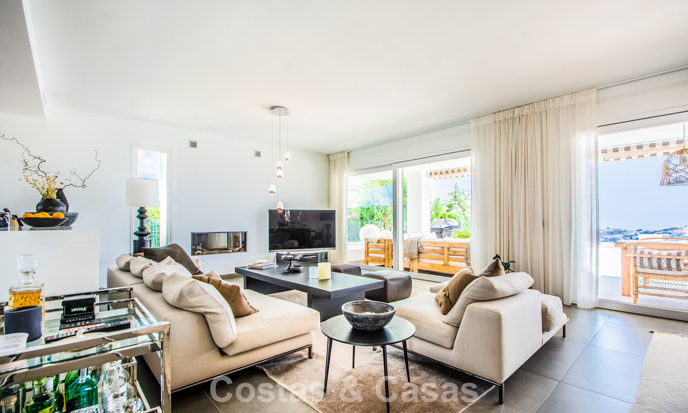 Hedendaagse Mediterrane, luxevilla met panoramisch berg- en zeezicht te koop in Oost Marbella 776887