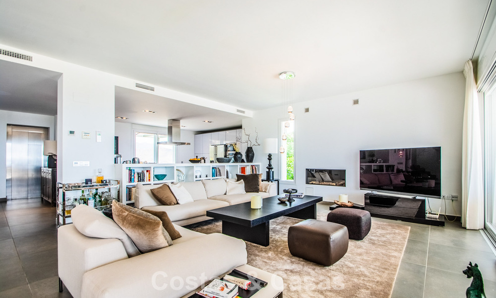 Hedendaagse Mediterrane, luxevilla met panoramisch berg- en zeezicht te koop in Oost Marbella 776888