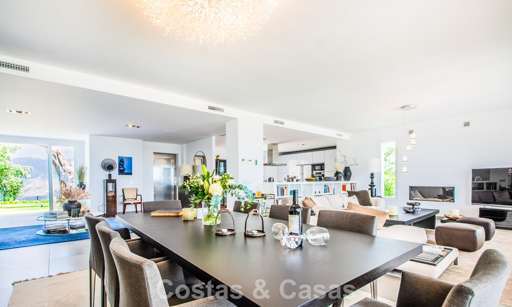 Hedendaagse Mediterrane, luxevilla met panoramisch berg- en zeezicht te koop in Oost Marbella 776890