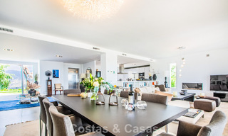 Hedendaagse Mediterrane, luxevilla met panoramisch berg- en zeezicht te koop in Oost Marbella 776890 