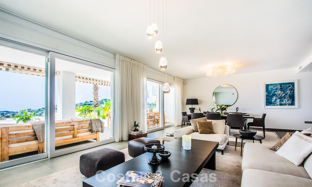 Hedendaagse Mediterrane, luxevilla met panoramisch berg- en zeezicht te koop in Oost Marbella 776891