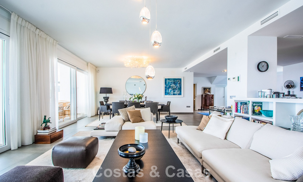 Hedendaagse Mediterrane, luxevilla met panoramisch berg- en zeezicht te koop in Oost Marbella 776892