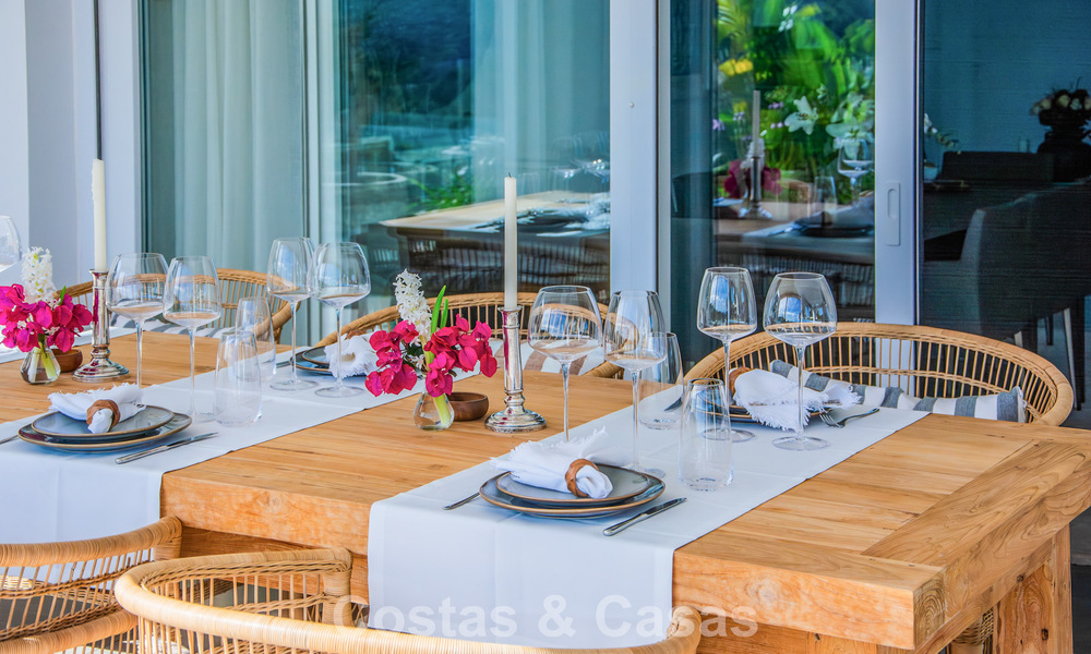 Hedendaagse Mediterrane, luxevilla met panoramisch berg- en zeezicht te koop in Oost Marbella 776895