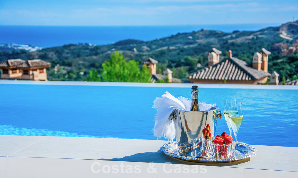 Hedendaagse Mediterrane, luxevilla met panoramisch berg- en zeezicht te koop in Oost Marbella 776896