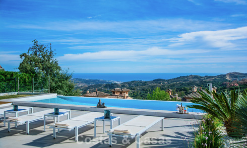 Hedendaagse Mediterrane, luxevilla met panoramisch berg- en zeezicht te koop in Oost Marbella 776897
