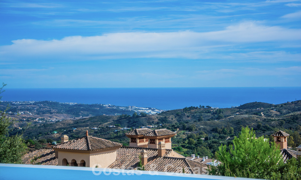 Hedendaagse Mediterrane, luxevilla met panoramisch berg- en zeezicht te koop in Oost Marbella 776898