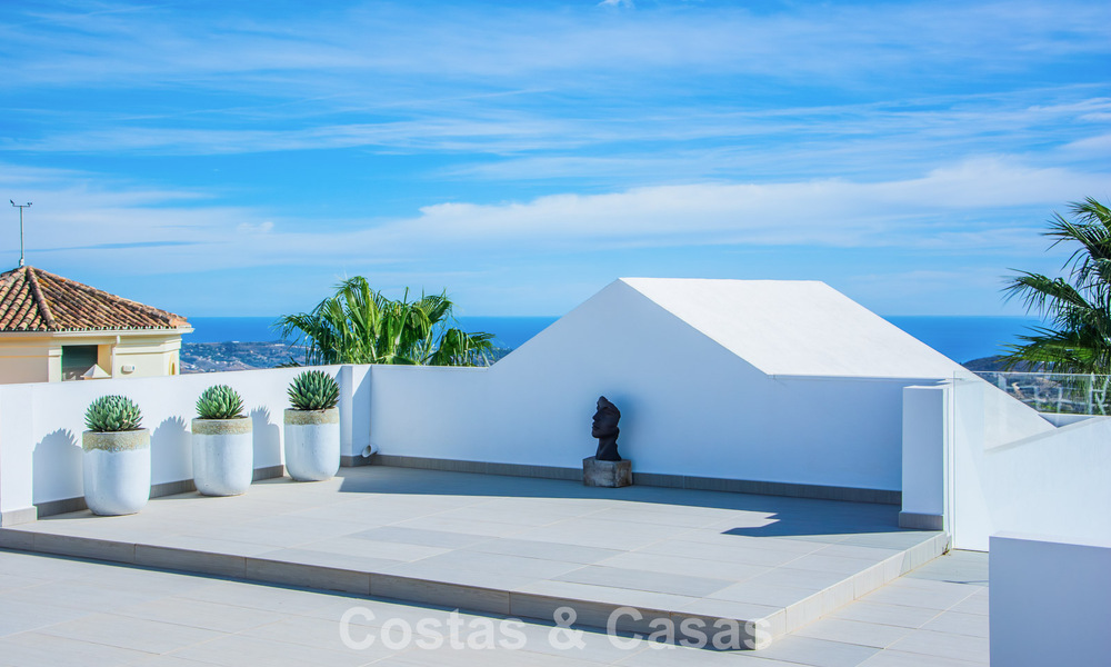 Hedendaagse Mediterrane, luxevilla met panoramisch berg- en zeezicht te koop in Oost Marbella 776899