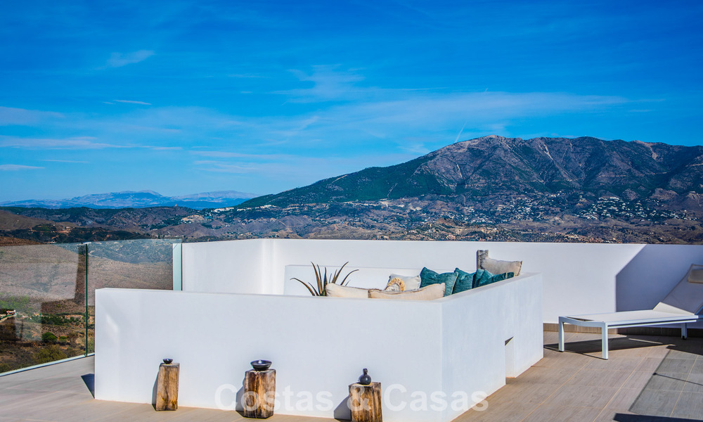 Hedendaagse Mediterrane, luxevilla met panoramisch berg- en zeezicht te koop in Oost Marbella 776900