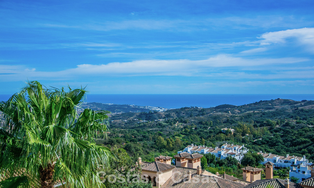 Hedendaagse Mediterrane, luxevilla met panoramisch berg- en zeezicht te koop in Oost Marbella 776901
