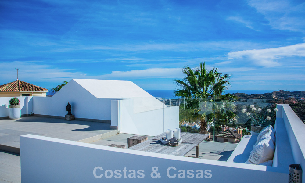 Hedendaagse Mediterrane, luxevilla met panoramisch berg- en zeezicht te koop in Oost Marbella 776902