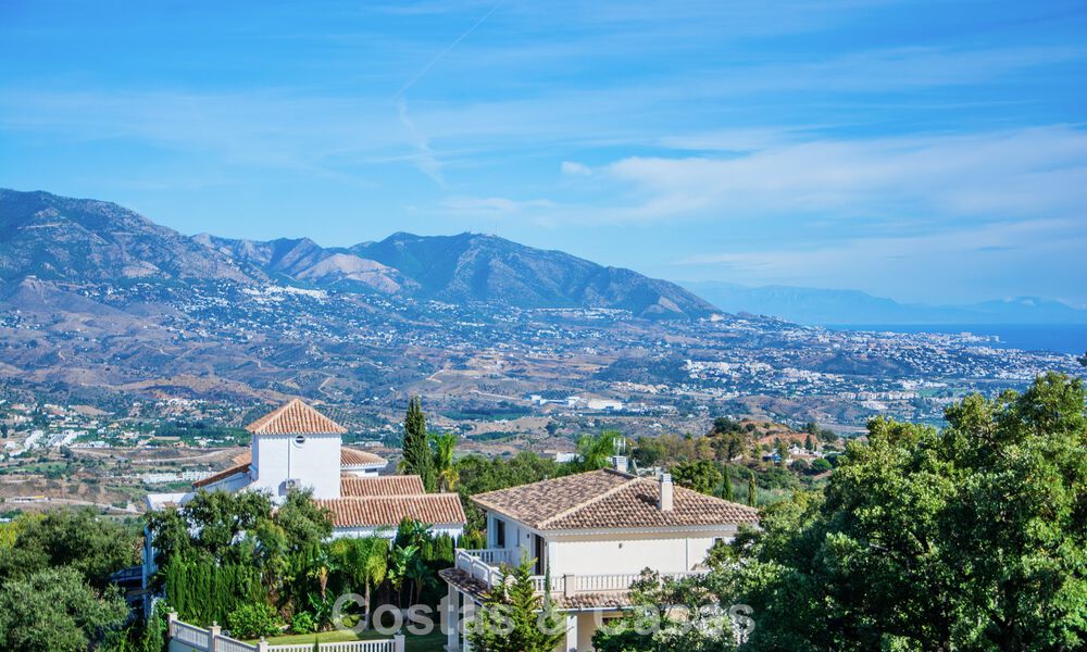 Hedendaagse Mediterrane, luxevilla met panoramisch berg- en zeezicht te koop in Oost Marbella 776903