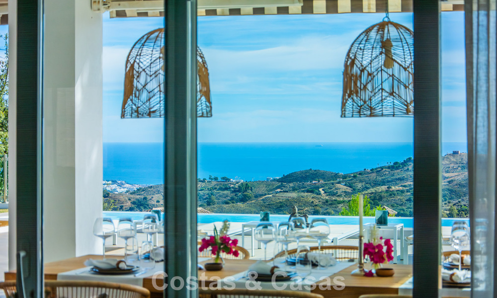 Hedendaagse Mediterrane, luxevilla met panoramisch berg- en zeezicht te koop in Oost Marbella 776905