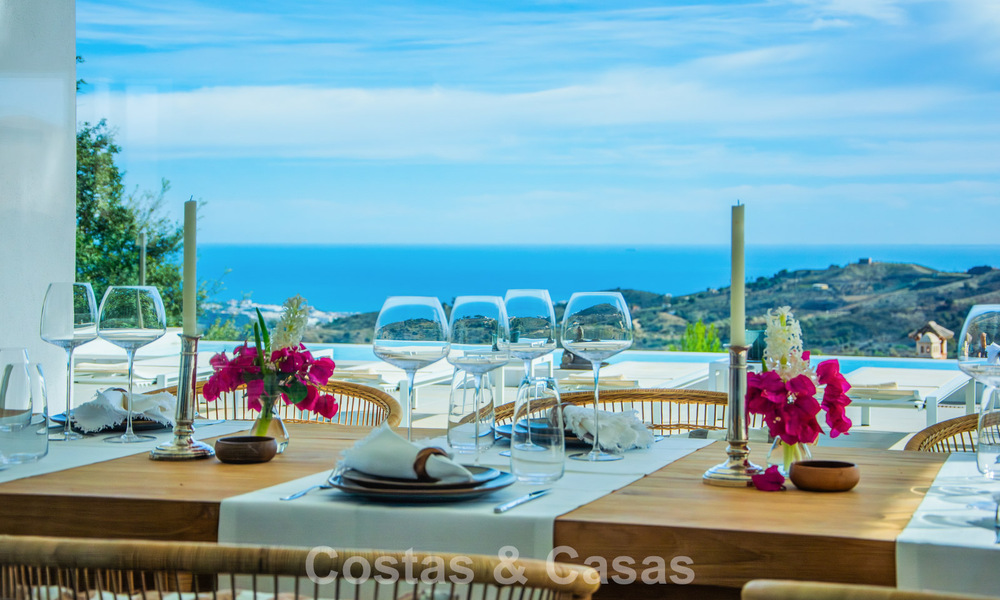 Hedendaagse Mediterrane, luxevilla met panoramisch berg- en zeezicht te koop in Oost Marbella 776906