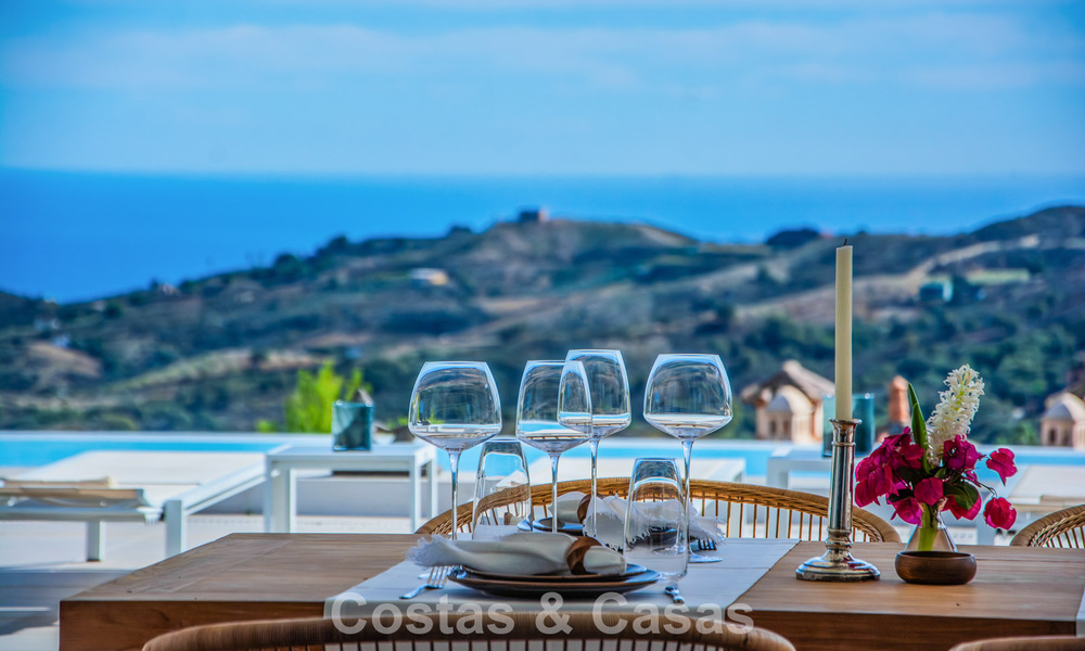 Hedendaagse Mediterrane, luxevilla met panoramisch berg- en zeezicht te koop in Oost Marbella 776907