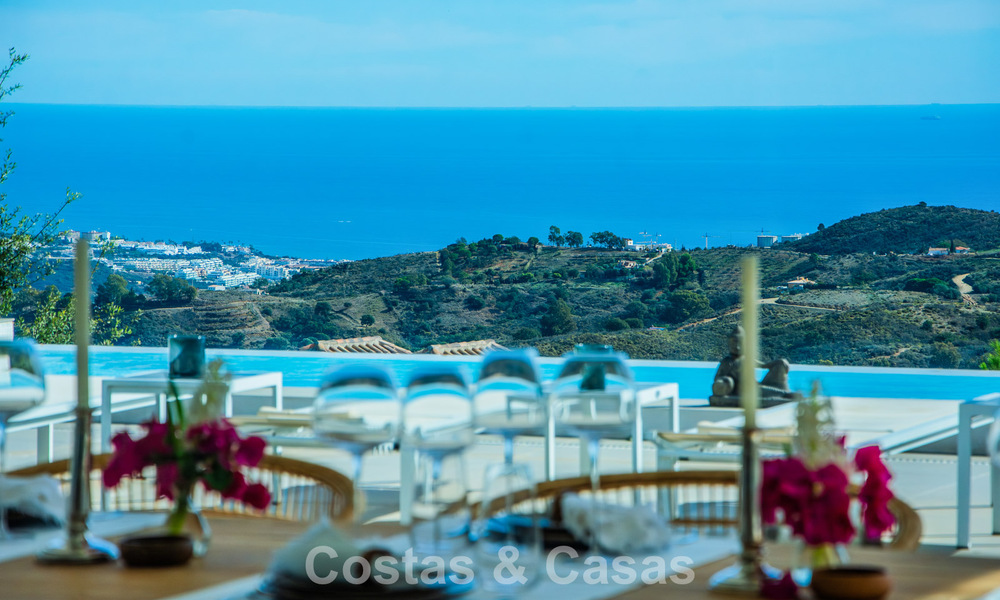 Hedendaagse Mediterrane, luxevilla met panoramisch berg- en zeezicht te koop in Oost Marbella 776908