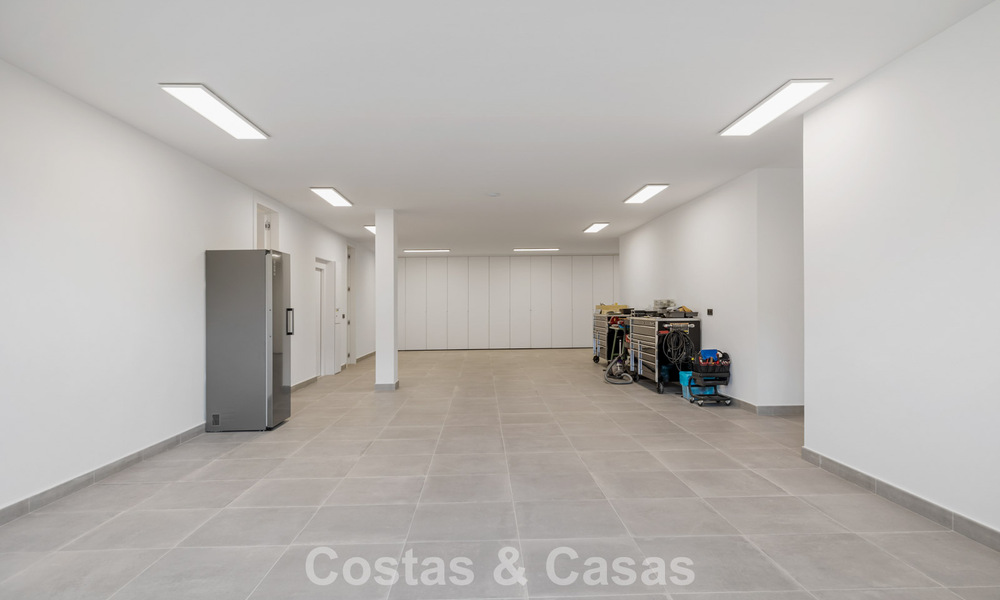 Instapklare villa met moderne architectuur te koop in een beveiligde woonwijk van Marbella - Benahavis 777128
