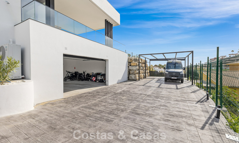 Instapklare villa met moderne architectuur te koop in een beveiligde woonwijk van Marbella - Benahavis 777129