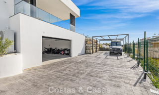 Instapklare villa met moderne architectuur te koop in een beveiligde woonwijk van Marbella - Benahavis 777129 