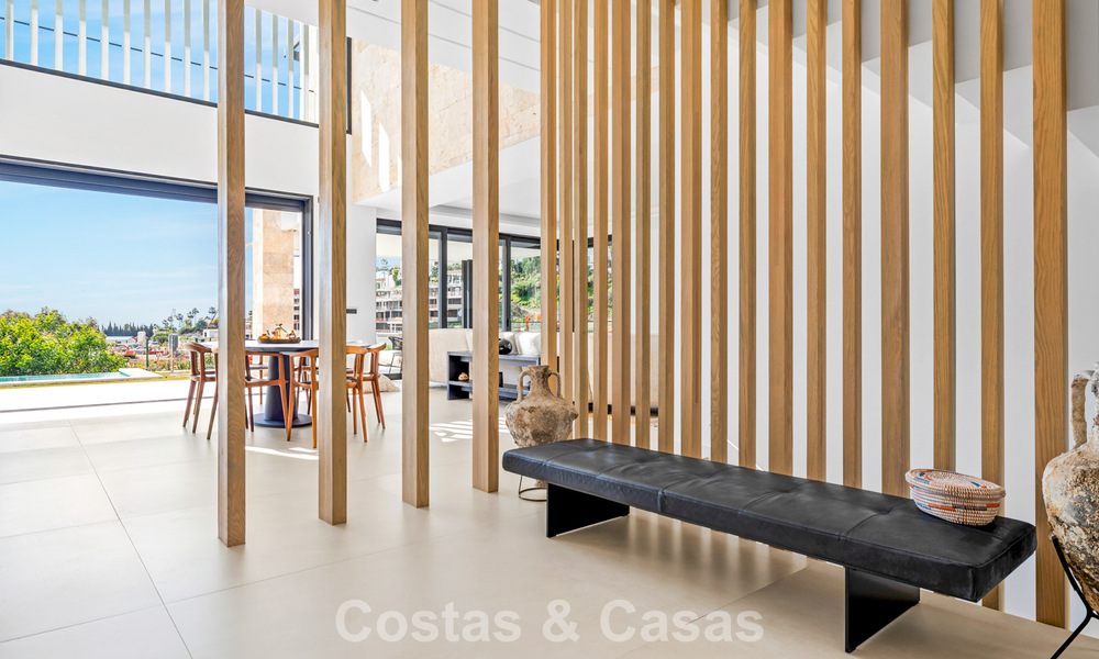 Instapklare villa met moderne architectuur te koop in een beveiligde woonwijk van Marbella - Benahavis 777130