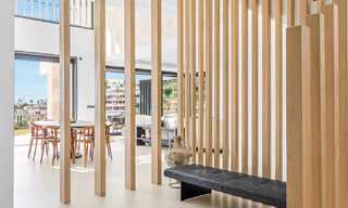 Instapklare villa met moderne architectuur te koop in een beveiligde woonwijk van Marbella - Benahavis 777131 