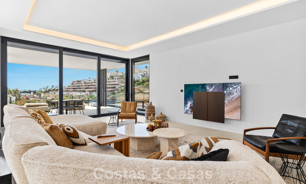 Instapklare villa met moderne architectuur te koop in een beveiligde woonwijk van Marbella - Benahavis 777132