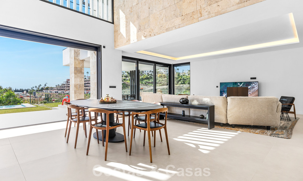 Instapklare villa met moderne architectuur te koop in een beveiligde woonwijk van Marbella - Benahavis 777133