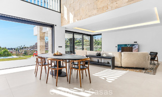 Instapklare villa met moderne architectuur te koop in een beveiligde woonwijk van Marbella - Benahavis 777133 