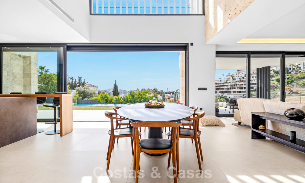 Instapklare villa met moderne architectuur te koop in een beveiligde woonwijk van Marbella - Benahavis 777134