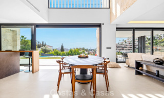 Instapklare villa met moderne architectuur te koop in een beveiligde woonwijk van Marbella - Benahavis 777134 