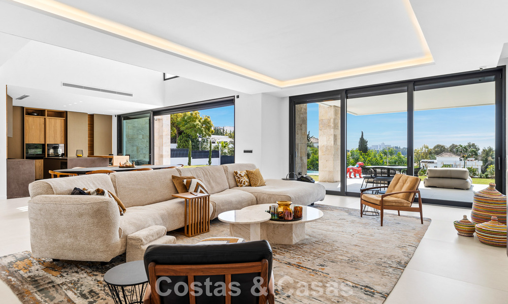 Instapklare villa met moderne architectuur te koop in een beveiligde woonwijk van Marbella - Benahavis 777135