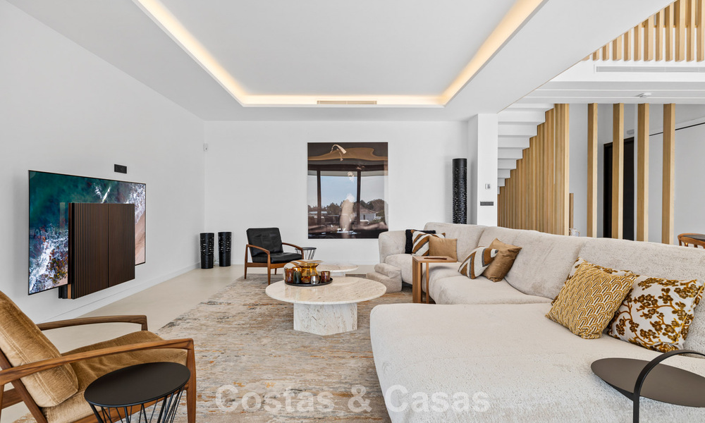 Instapklare villa met moderne architectuur te koop in een beveiligde woonwijk van Marbella - Benahavis 777136