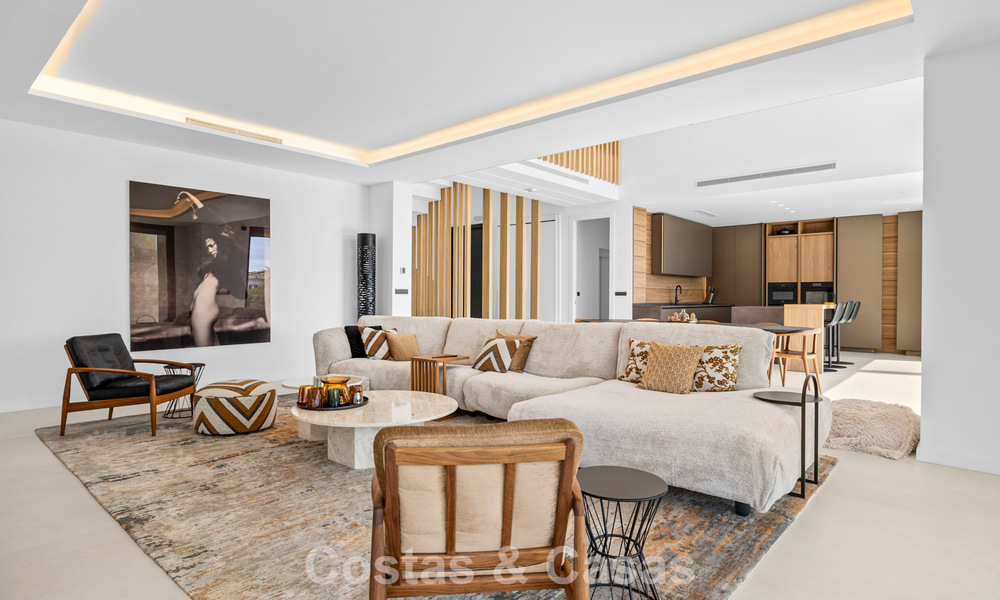 Instapklare villa met moderne architectuur te koop in een beveiligde woonwijk van Marbella - Benahavis 777137