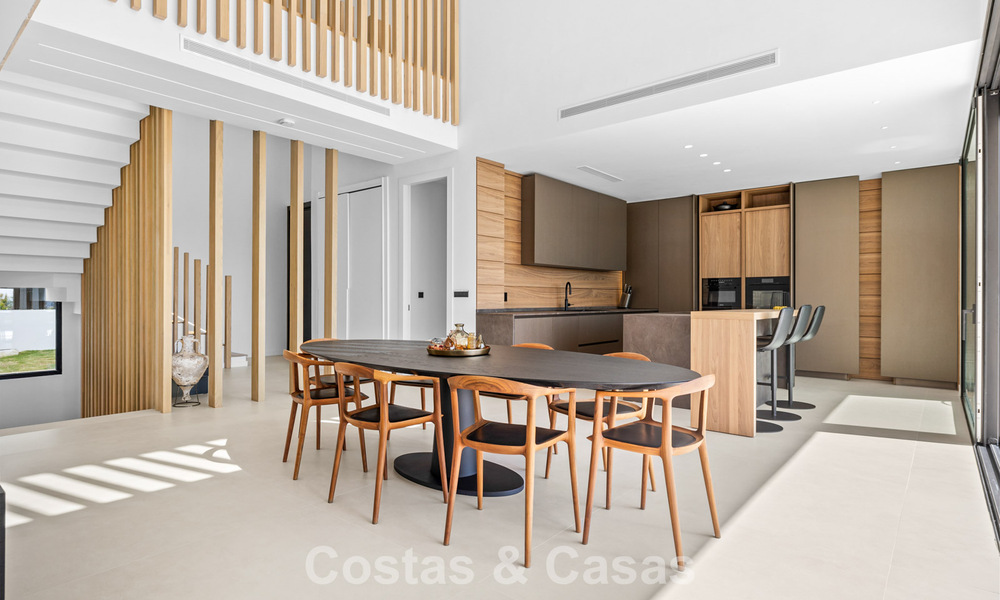 Instapklare villa met moderne architectuur te koop in een beveiligde woonwijk van Marbella - Benahavis 777138
