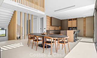 Instapklare villa met moderne architectuur te koop in een beveiligde woonwijk van Marbella - Benahavis 777138 