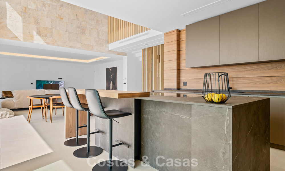 Instapklare villa met moderne architectuur te koop in een beveiligde woonwijk van Marbella - Benahavis 777139