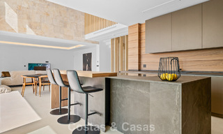 Instapklare villa met moderne architectuur te koop in een beveiligde woonwijk van Marbella - Benahavis 777139 
